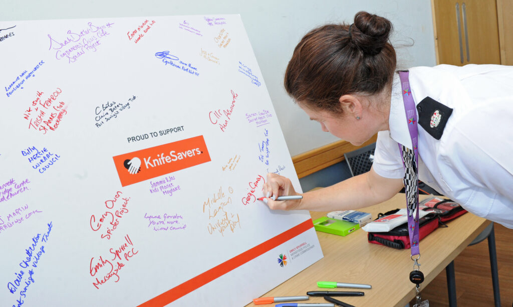 MVRP Director Supt Georgie Garvey pledging support to KnifeSavers UK
